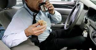 auto comiendo papa